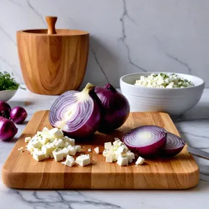 Рецепт Греческий салат с персиком и миндалем - Нарезка лука и сыра
