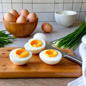 Рецепт Яичные бриллианты с икрой мойвы и шнитт-луком - Нарезка ингредиентов