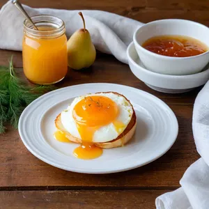 Рецепт Яичные бризы с копченым сыром и грушевым конфитюром - Подача