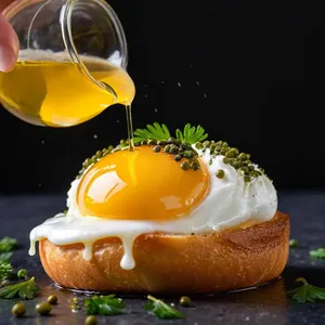 Рецепт Яичные бризы с трюфельным кремом и хрустящими каперсами - Поливание оливковым маслом