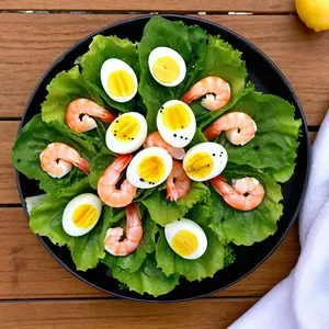 Рецепт Яичный салат с креветками и лимонным соусом - Сборка салата