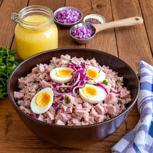 Рецепт Яичный салат с тунцом и каперсами - Сборка салата