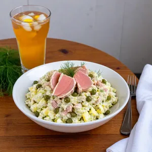 Рецепт Яичный салат с тунцом и каперсами - Подача