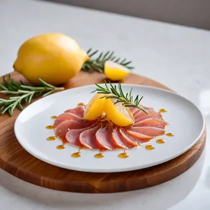 Рецепт Карпаччо из гуся с айвовым соусом и розмарином - Сборка блюда