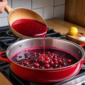 Рецепт Карпаччо из индейки с клюквенным соусом и грецкими орехами - Приготовление клюквенного соуса