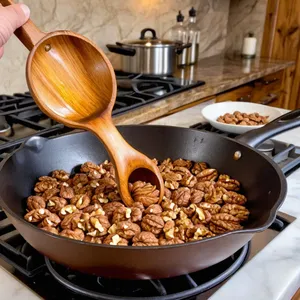 Рецепт Карпаччо из индейки с клюквенным соусом и грецкими орехами - Обжарка грецких орехов
