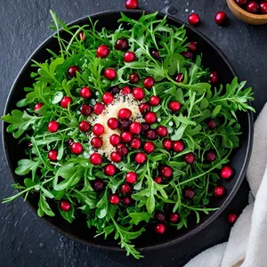Рецепт Карпаччо из кабана с можжевеловым соусом и клюквой - Подготовка клюквы и зелени