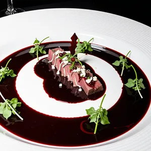 Рецепт Карпаччо из оленины с брусничным соусом и розмарином - Сборка и подача