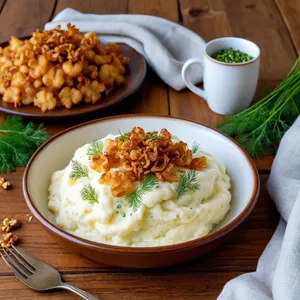 Рецепт Картофельное пюре с хрустящими шкварками и укропом - Подача блюда