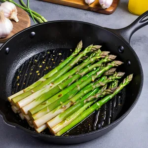 Рецепт Картофельное пюре с обжаренной спаржей и пармезаном - Обжарка спаржи