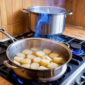 Рецепт Картофельное пюре с обжаренными лисичками и чесночным маслом - Варка картофеля
