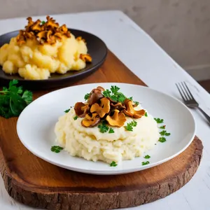 Рецепт Картофельное пюре с обжаренными лисичками и чесночным маслом - Подача блюда