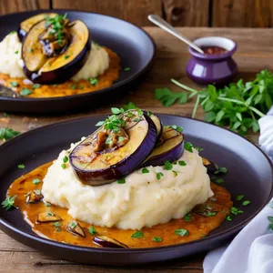 Рецепт Картофельное пюре с печеными баклажанами и чесночным соусом - Сборка блюда