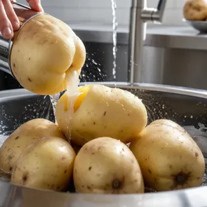 Рецепт Картофельное пюре с печеными яблоками и розмарином - Подготовка картофеля