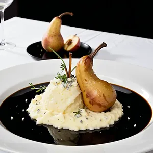 Рецепт Картофельное пюре с жареными грушами и голубым сыром - Сборка и подача блюда