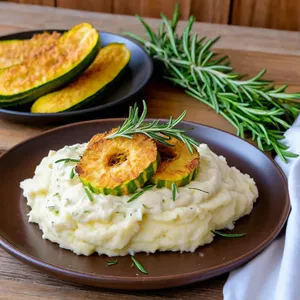Рецепт Картофельное пюре с жареными кабачками и розмарином - Сборка блюда