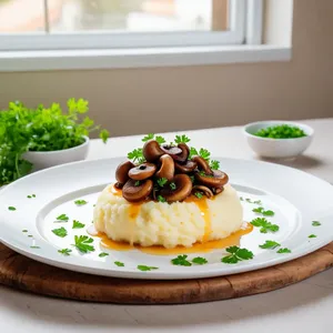Рецепт Картофельное пюре с жареными опятами и сливочным соусом - Подача блюда