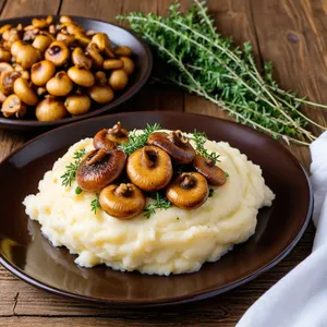 Рецепт Картофельное пюре с жареными шампиньонами и тимьяном - Сборка блюда