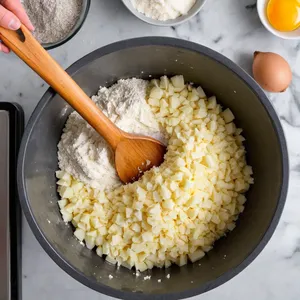 Рецепт Картофельные драники с авокадо и креветками - Приготовление теста для драников