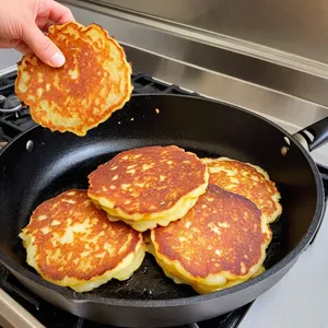Рецепт Картофельные драники с брынзой и мятой - Жарка драников
