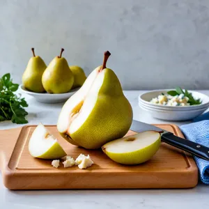 Рецепт Картофельные драники с грушей и голубым сыром - Подготовка груши и сыра