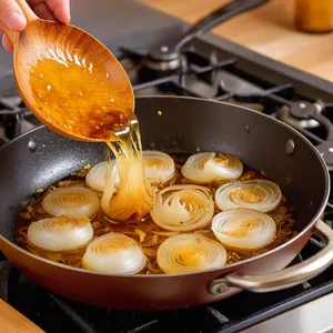 Рецепт Картофельные драники с карамелизированным луком и козьим сыром - Приготовление карамелизированного лука