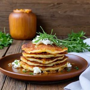 Рецепт Картофельные драники с карамелизированным луком и козьим сыром - Сборка блюда