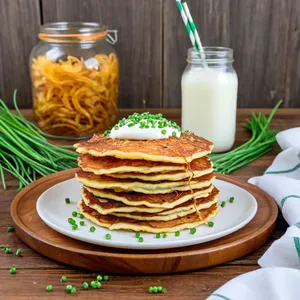 Рецепт Картофельные драники с хрустящим луком и сметанным соусом - Подача со сметанным соусом