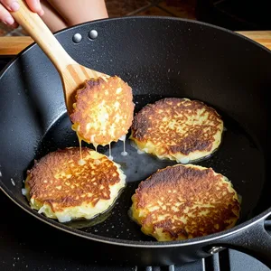 Рецепт Картофельные драники с печеночным паштетом и луковым конфи - Жарка драников