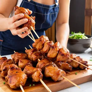 Рецепт Кебаб из курицы с апельсиново-имбирным маринадом - Нанизывание курицы на шпажки