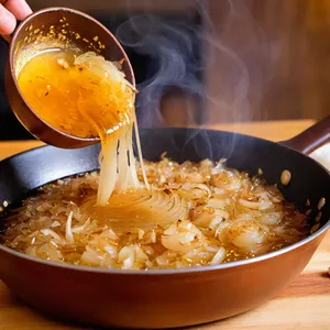Рецепт Харчо с дикой уткой и кизиловым соусом - Обжарка лука и чеснока
