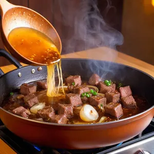 Рецепт Харчо с говядиной и сливами - Обжарка мяса и лука