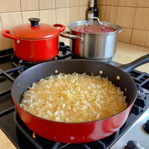 Рецепт Харчо с кроликом и облепиховым соусом - Обжарка лука и чеснока