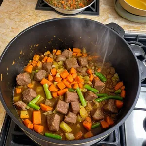 Рецепт Харира с ягненком и курагой - Обжарка мяса и овощей