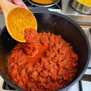 Рецепт Харира с телятиной и картофелем - Добавление специй и томатной пасты