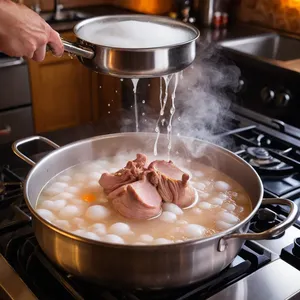 Рецепт Холодец из свиных рулек с чесноком и лавровым листом - Начало варки бульона