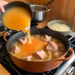 Рецепт Холодец из свиных ушек с чесноком и перцем чили - Приготовление бульона