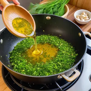 Рецепт Копчёная форель с лимонным рисом - Обжарка чеснока и укропа