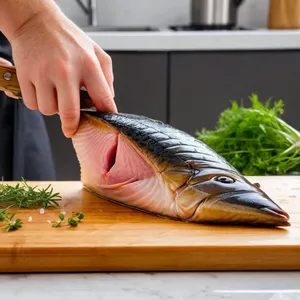 Рецепт Копчёная скумбрия с картофельным пюре - Подготовка скумбрии