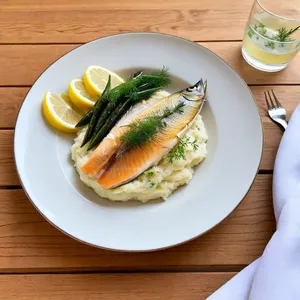 Рецепт Копчёная скумбрия с картофельным пюре - Подача блюда