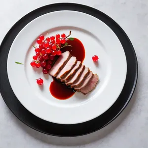 Рецепт Копчёная свиная вырезка с соусом из красной смородины - Сборка и подача блюда