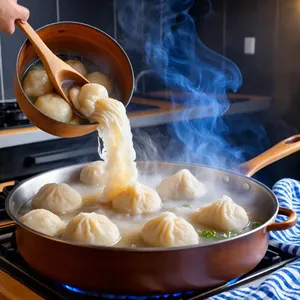Рецепт Копчёный муксун с картофельными клёцками - Варка клёцек