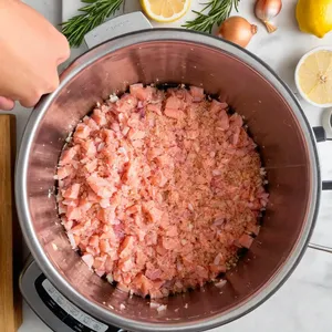 Рецепт Котлеты из горбуши с розмарином и лимонной цедрой - Приготовление фарша