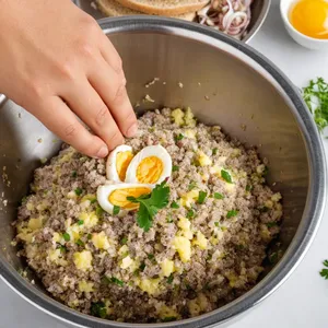 Рецепт Котлеты из сардины с майораном и томатным соусом - Приготовление фарша