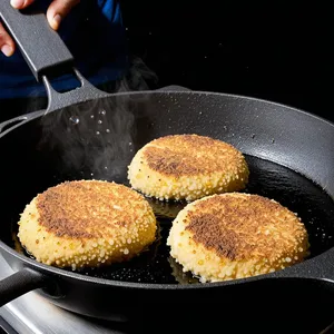 Рецепт Котлеты из сельди с яблоком и луком - Жарка котлет