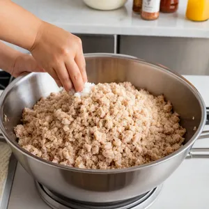 Рецепт Котлеты с брусникой и мятным йогуртом - Приготовление фарша