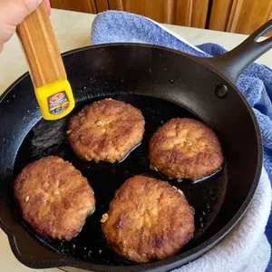 Рецепт Котлеты с черносливом и грецким орехом - Жарка котлет
