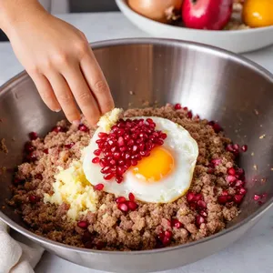 Рецепт Котлеты с гранатом и мятным соусом - Приготовление фарша