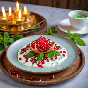 Рецепт Котлеты с гранатом и мятным соусом - Подача