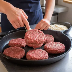 Рецепт Котлеты с карамелизированным луком и горчичным соусом - Формирование котлет